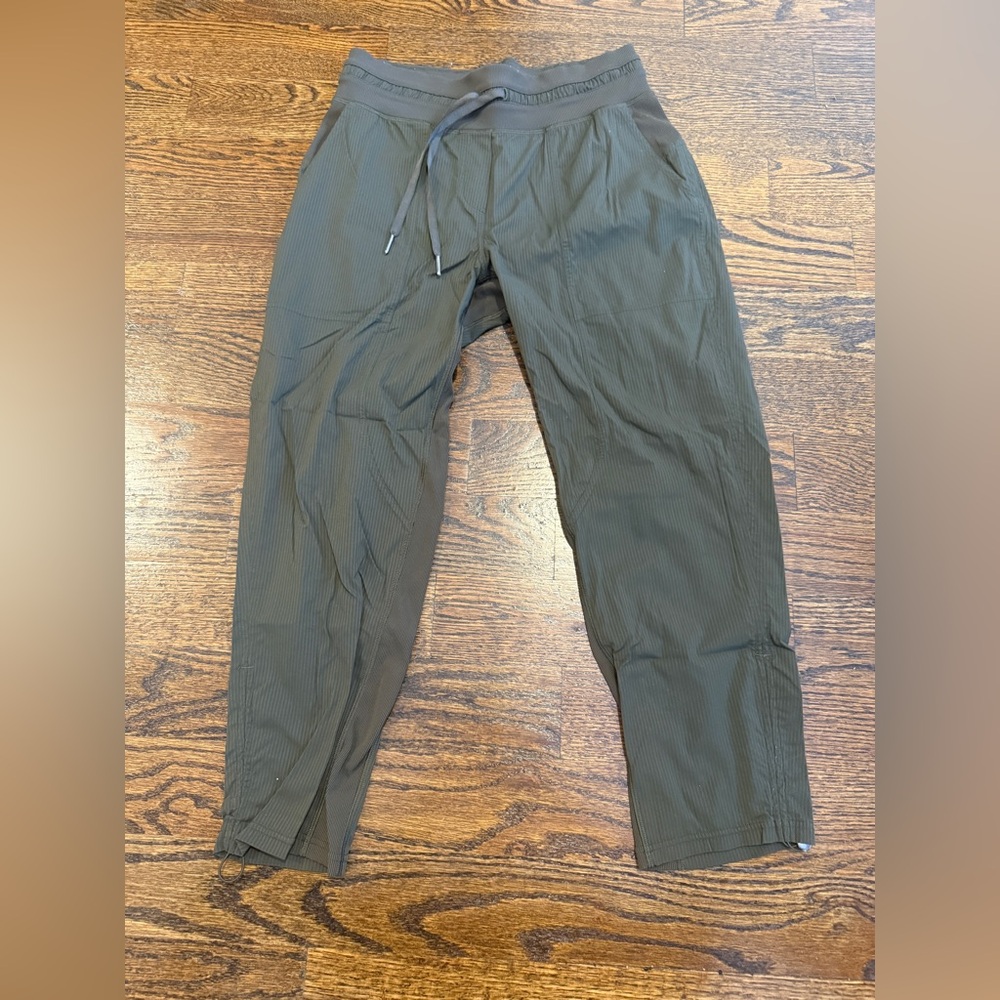 Lululemon cropped joggers Olive Green Pants Sz 6